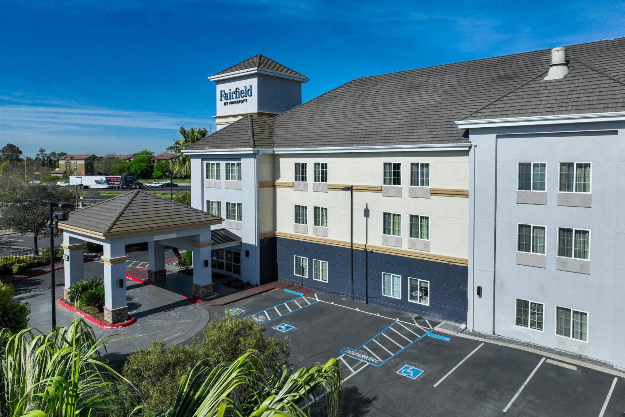 Fairfield Inn And Suites By Marriott Elk Grove Bagian luar foto